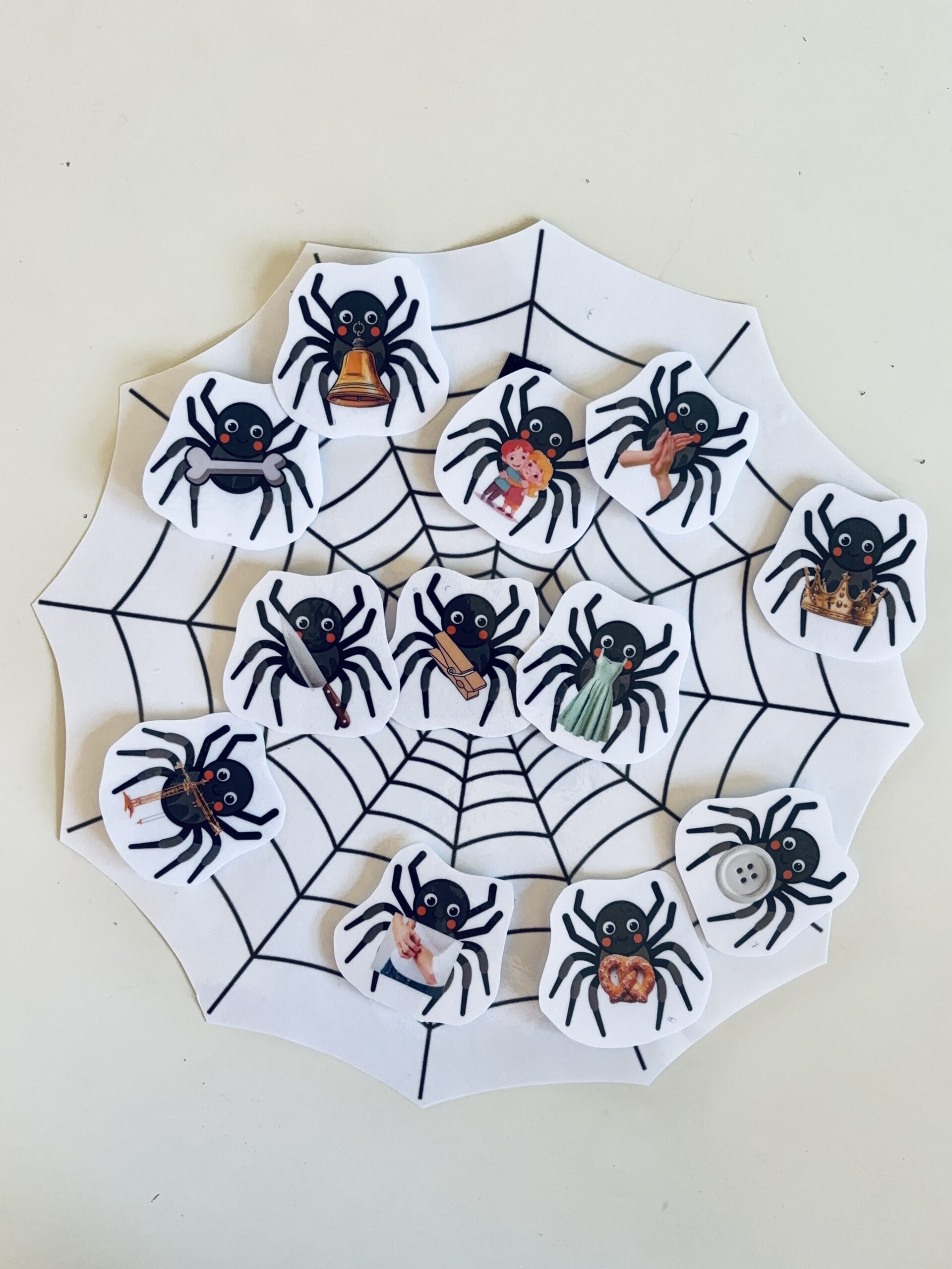 Edderkopperne kravler: Halloween spil til træning af diverse konsonantklynger