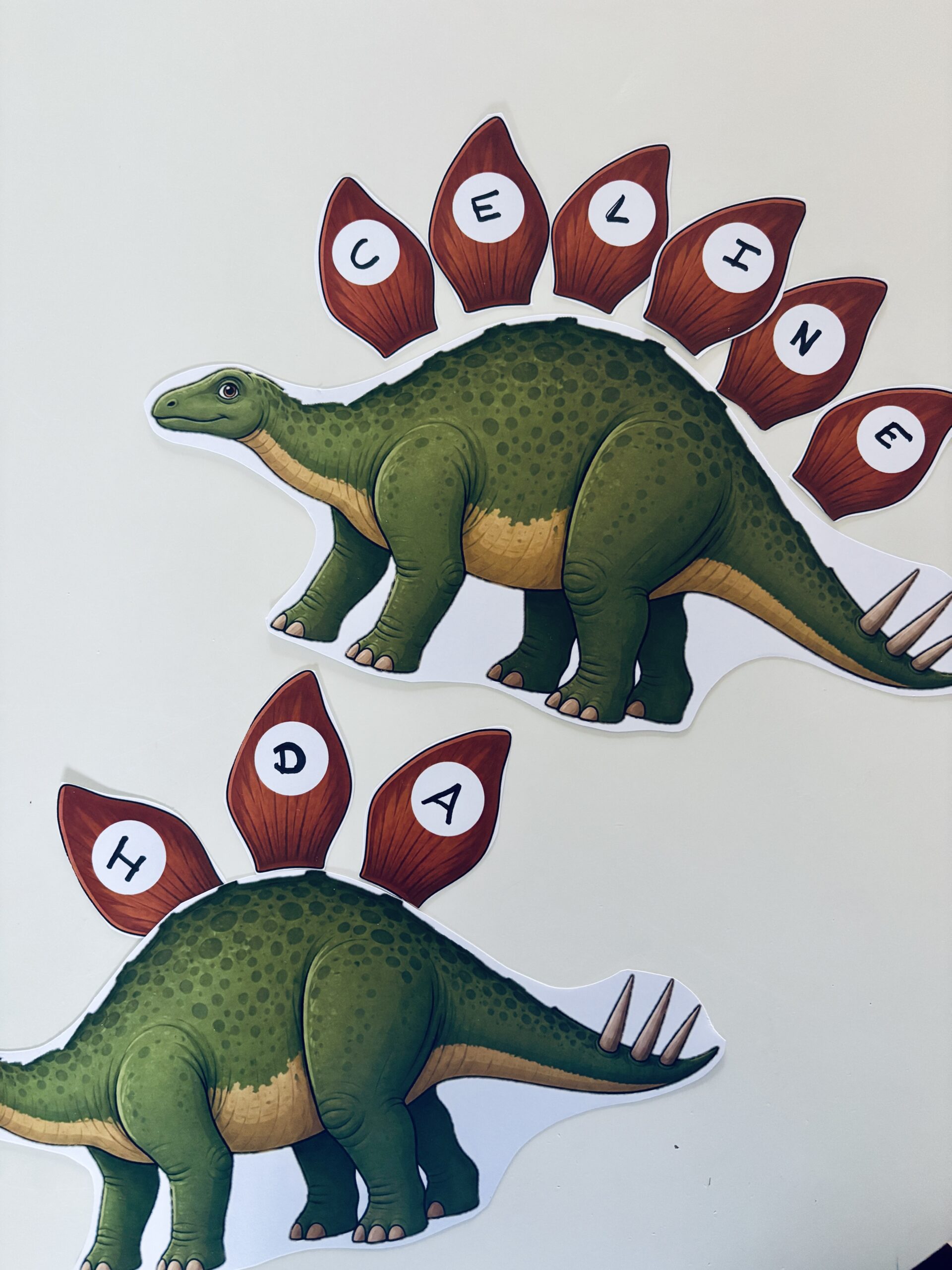 Stegosaurus hjælper: Træning af den første stavning (barnets navn)